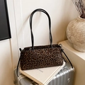 Bolso de hombro con estampado de leopardo y asas negras sobre maleta de viaje - Negro sin Colgante