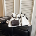 Détail du sac cabas en toile avec cordon en cuir et petite pochette externe en cuir - Blanc