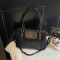 Mattschwarze Tragetasche aus Canvas und Leder mit goldenen Beschlägen im Lifestyle-Stil - Schwarz