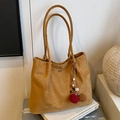 Bolso tote grande de ante sintético color caramelo con borla decorativa étnica y cuentas - Amarillo con Colgante