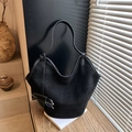 Große schwarze Wildleder-Hobo-Tasche mit Lederbesatz und dekorativem Brillenanhänger - Schwarz