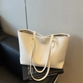 Bolso tote grande minimalista de color blanco roto con correas largas y textura cuero - Blanco Roto