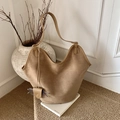 Minimale Tragetasche aus braunem Wildleder mit passendem Riemen und Brillenanhänger - Khaki