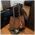 Bolso tote de ante marrón oscuro con diseño minimalista y colgante de borla boho - Café con Colgante