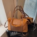 Retro braune Tragetasche aus mattem Wildleder mit goldener Schnalle und Schultergurt - Braun