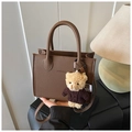 Dettaglio borsa a secchiello in pelle marrone scuro con manico e ciondolo orso - Con Ciondolo / Marrone