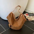 Große braune Wildleder Umhängetasche im Vintage-Stil mit elegantem Beutel-Design - Braun