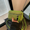 Fluoreszierende grüne Umhängetasche aus mattem Wildleder mit Metall-Roboter-Anhänger - Grün