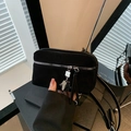 Minimalistische schwarze Wildleder-Umhängetasche mit Silber-Reißverschluss und Roboter - Schwarz