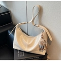 Dettaglio della grande borsa hobo crema in pelle lucida con ciondolo mostro di peluche - Stile Con Ciondolo / Bianco (Con Ciondolo)