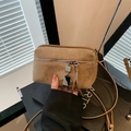 Vintage Umhängetasche aus khakifarbenem Wildleder mit Roboter-Anhänger - Khaki