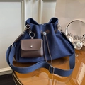 Sac seau en toile bleu foncé avec cordon de serrage et pochette en cuir marron - Bleu
