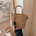 Borsa a secchiello beige trapuntata effetto scamosciato con ciondolo a perline e tracolla - Cachi