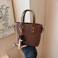 Borsa a secchiello vintage in pelle scamosciata marrone con borchie e ciondolo - Marrone