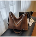Dettaglio della borsa scamosciata marrone con catena argento e tracolla in pelle - Marrone