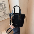 Mini borsa tote in pelle scamosciata nera con motivo trapuntato e perline in legno - Nero