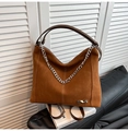 Dettaglio borsa tote in pelle scamosciata marrone con catena d'argento e manici con cuciture bianche - Arancione