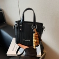 Schwarze gewebte Beuteltasche mit Retro-Holzperlen und verstellbarem Schultergurt - Schwarz mit Anhänger