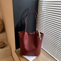Vintage burgunderrote gewebte Tragetasche mit stilvollem Perlenanhänger für Damen - Rot mit Anhänger