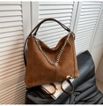 Dettaglio della borsa hobo in pelle scamosciata marrone con catena e manici in cuoio - Marrone