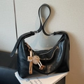 Elegante borsa hobo nera capiente con un morbido ciondolo a pompon stile Acorn - Stile Con Ciondolo / Nero (Con Ciondolo)