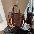Dunkelbraune Handtasche mit Webstruktur, Holzperlen-Quaste und verstellbarem Gurt - Kaffee mit Anhänger