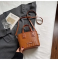 Braune Handtasche mit Webstruktur, Doppelgriffen und verstellbarem Schultergurt - Braun Ohne Anhänger