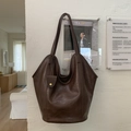 Detailansicht der dunkelbraunen Ledertasche mit hochwertiger Textur und Goldverschluss - Braun