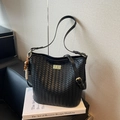 Minimalistische schwarze geflochtene Beuteltasche mit goldenem Drehverschluss - Schwarz