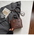 Sac bandoulière marron foncé tressé avec plaque en métal argenté et bandoulière fine - Brun Sans Pendentif