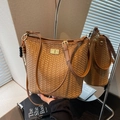 Braune geflochtene Beuteltasche in Karamell mit Gold-Schnalle und Perlen-Anhänger - Khaki