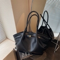 Bolso tote negro tejido con interior espacioso y hebilla dorada para trayectos con estilo - Negro