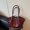 Bolso tote trenzado burdeos intenso con textura en V y hebilla dorada de lujo - Rojo