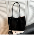 Dettaglio della borsa tote in pelle scamosciata nera con sottili spalline in pelle - Nero