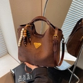 Dunkelbraune matte Beuteltasche mit Perlenanhänger und Logo, Crossbody-Stil - Kaffeebraun (Mit Anhänger)