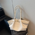 Bolso tote tejido en color crema con hebilla dorada para viajes diarios con estilo - Blanco Roto