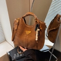 Dunkelbraune matte Beuteltasche mit goldenem Logo und Perlenquasten-Anhänger - Braun (Mit Anhänger)