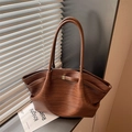 Bolso tote marrón con textura tejida, acabado en cuero y correas largas para uso diario - Marrón