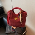Burgunderfarbene Wildleder-Eimertasche mit Quastenperlen und verstellbarem Lederriemen - Weinrot (Mit Anhänger)