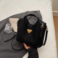 Sac seau noir mat polyvalent avec logo triangle doré et bandoulière amovible - Noir (Sans Pendentif)