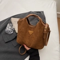 Sac seau en daim marron mat avec garniture en cuir et bandoulière amovible - Marron (Sans Pendentif)