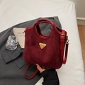 Sac seau bordeaux mat avec détails dorés et bandoulière amovible réglable - Rouge Vin (Sans Pendentif)