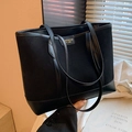 Bolso tote negro vintage de ante mate con detalles en cuero y logotipo dorado - Negro