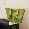 Große limettengrüne Nylon-Einkaufstasche mit Logo und Reißverschlusstasche vorne - Grün