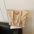 Grand sac cabas en nylon beige avec larges bandoulières en satin et logo en métal - Beige