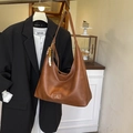 Borsa a tracolla marrone scuro opaca di grande capacità con nappina etnica e dettaglio - Pelle PU / Marrone