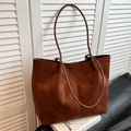 Grande borsa tote in pelle scamosciata marrone con cucitura verticale e manici lunghi - Marrone