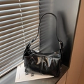 Bolso de hombro negro brillante con diseño de media luna y acabados metálicos plateados - Negro