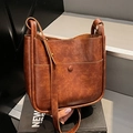 Bolso cubo vintage marrón caramelo en ecocuero con detalle de bolsillo y presión - Marrón Rojo