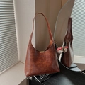 Braune Leder-Eimertasche mit goldener Metallschnalle und süßem Plüsch-Anhänger - Braun mit Anhänger